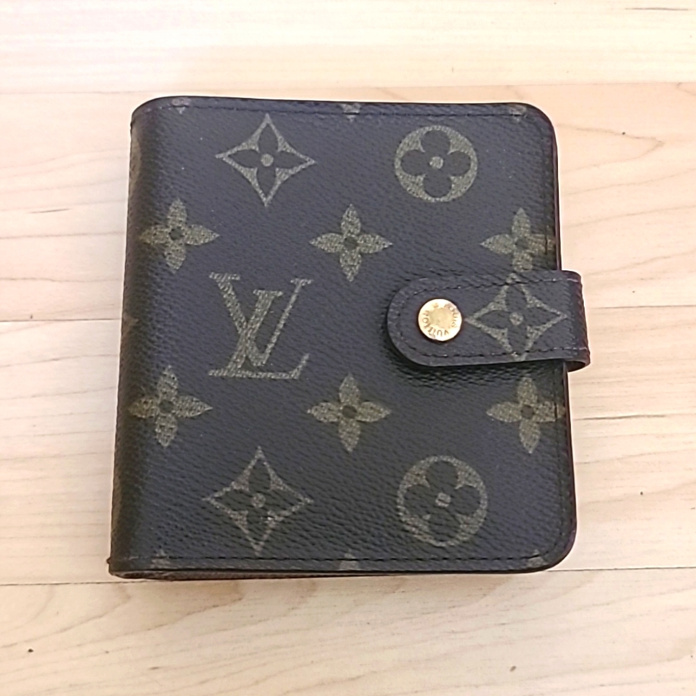 Pre-Owned  LOUIS VUITTON Leather Monogram Wallet Excellent Condition